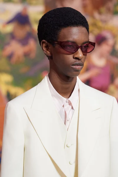 Look 16